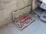 une boîte à outils posée par terre près d'un mur
