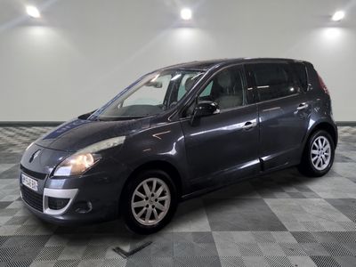 Une Mazda MPV de 2012 dans un showroom au sol à damier