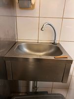 LAVE-MAIN en inox à commande fémorale.