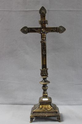 un crucifix ancien en laiton surmonté d'une croix