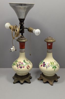 Deux vases sont posés l'un à côté de l'autre sur une table