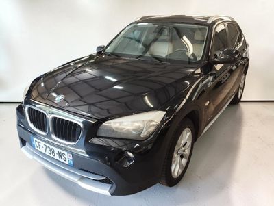 une photo d'un SUV bmw noir garé dans un garage
