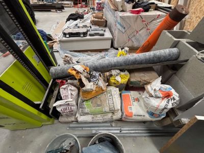 un tas de vieilleries à l'arrière d'un camion