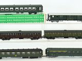 quatre types différents de wagons exposés dans une vitrine