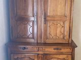 une armoire en bois qui se trouve dans un coin de la pièce