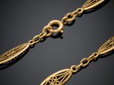 gros plan d'un collier en or sur fond noir