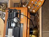 une boîte en bois contenant une télécommande et d'autres objets