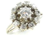 gros plan d'une bague en diamant sur fond blanc