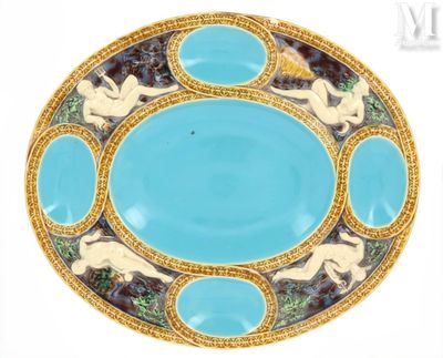 une assiette bleue sur laquelle est représentée une femme et deux chiens
