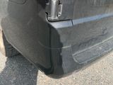 une voiture garée sur le côté de la route