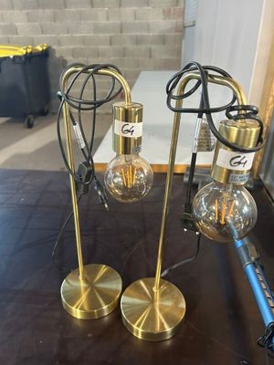 trois lampes posées sur une table
