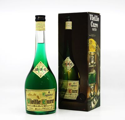 une bouteille d'alcool posée à côté d'une boîte