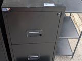 deux armoires de classement noires placées côte à côte sur un trottoir