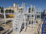 un escalier métallique menant au sommet d'un immeuble