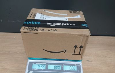 une boîte posée sur une balance sur une table