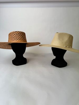deux chapeaux posés sur une tête de mannequin, sur fond blanc