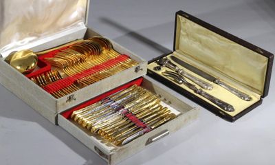 une boîte contenant des couverts, posée sur une table