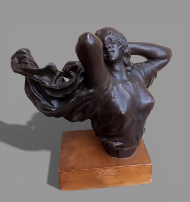 statue d'une femme, les bras derrière la tête