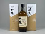 l'image d'une bouteille de whisky posée à côté d'une boîte