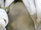 un gros plan sur une paire de chaussures portées