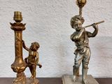 deux lampes posées sur une table en bois