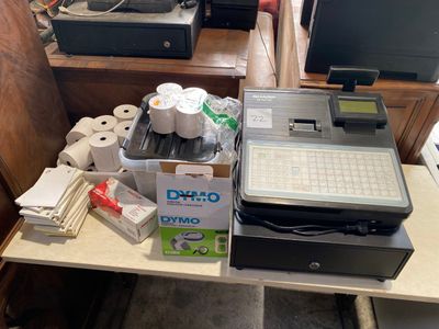 Lot comprenant : Une caisse enregistreuse SHARP XE-A217B