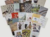 un lot de cartes posées sur une table