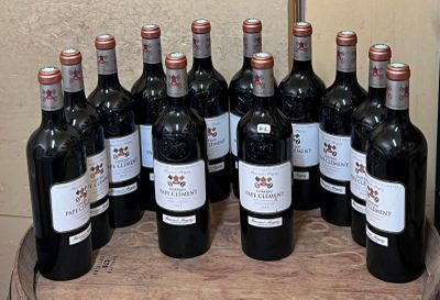 de nombreuses bouteilles de vin posées sur un tonneau en bois