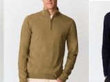 trois hommes en pull et pantalon, debout les uns à côté des autres