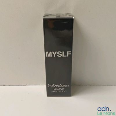 une photo d'un flacon de parfum posé sur une table