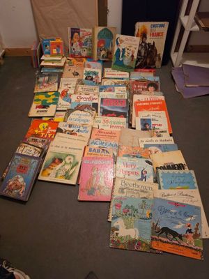 de nombreux livres pour enfants étalés par terre