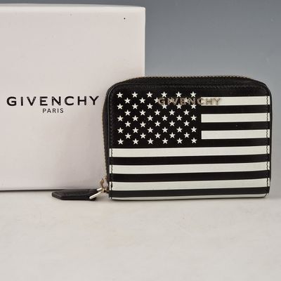 portefeuille à fermeture éclair représentant un drapeau américain en noir et blanc, à côté d'une boîte blanche