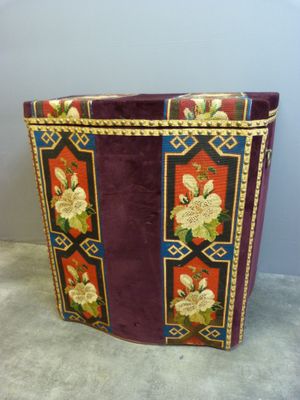 un sac violet orné de fleurs, posé par terre