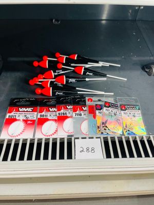 de nombreux outils exposés dans un magasin