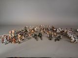 un grand nombre de figurines posées sur une table