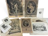 une sélection de photographies anciennes représentant des personnes et des animaux, exposées
