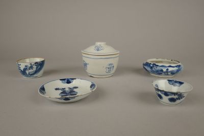 plusieurs bols en porcelaine bleue et blanche posés sur une table