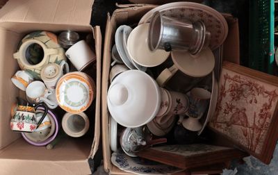 deux boîtes remplies de tasses et de soucoupes de toutes sortes