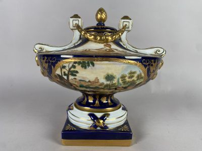 un vase bleu et blanc orné d'un décor doré