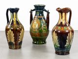 trois vases posés sur une table