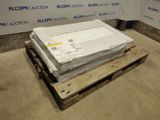 un matelas posé sur une palette devant un mur