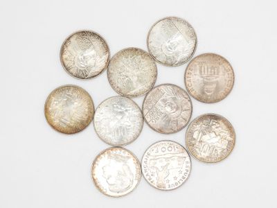 un lot de pièces de monnaie posées sur une table