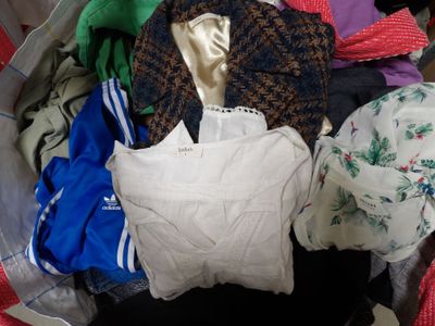un sac rempli de vêtements posé par terre
