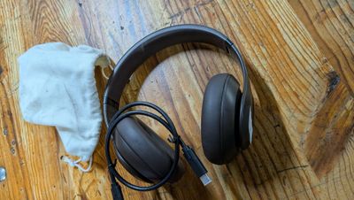 un casque posé sur un parquet