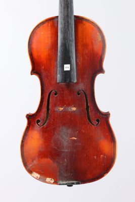un gros plan d'un violon sur une surface blanche avec un fond blanc
