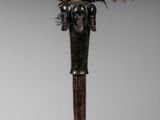 une image représentant une sculpture d'un homme portant un chapeau sur la tête