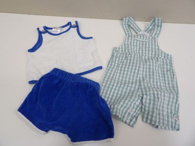 deux vêtements posés sur une table