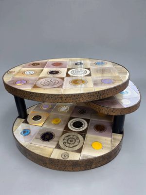 table basse à deux niveaux, dont le plateau est orné d'un motif en mosaïque