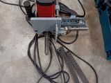 une machine posée par terre à côté de quelques fils