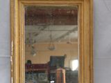la photo d'une photo d'un miroir posé sur une table